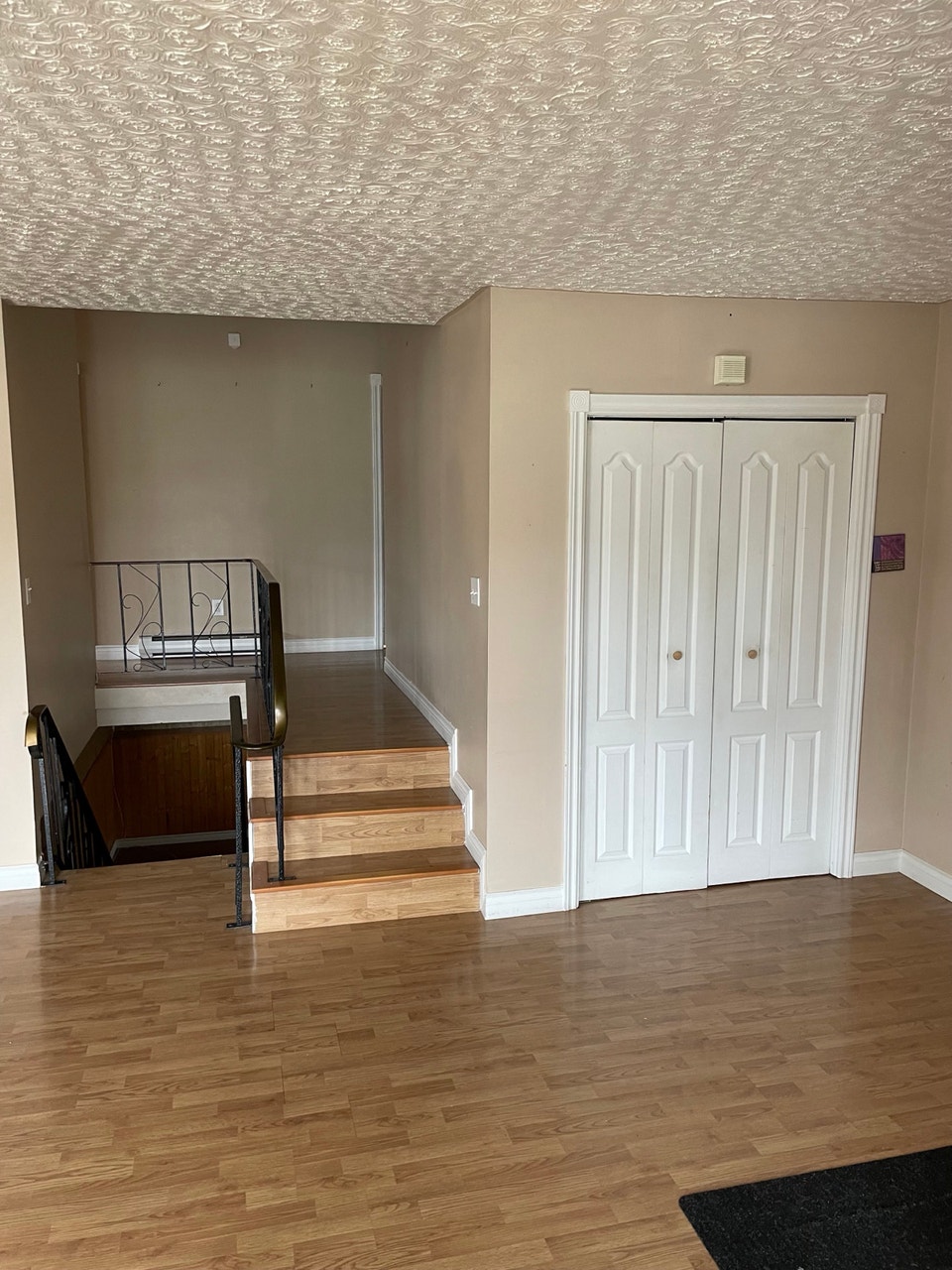 House detached 3 BR w/ recroom 5