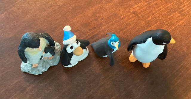 4 Adorable Hand Painted Small Penguin Figurines dans Art et objets de collection  à Ouest de l’Île - Image 4