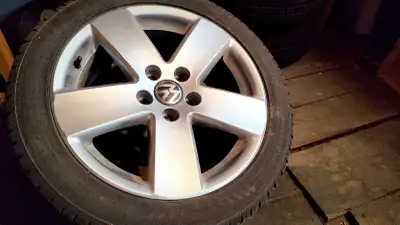 Je vends ces jantes de VW Passat équipées de pneus 235/45R17 en état d'usure. Ces roues d'occasion o...