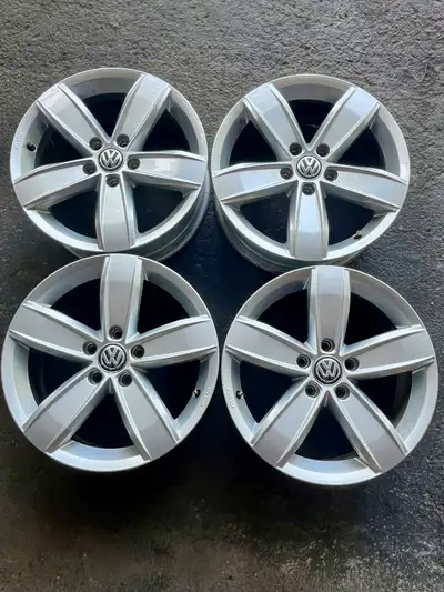 4 mags Volkswagen 17 pouces OEM 5x112 6.5Jx17 ET: 41 Hub : 57.1mm Aucune fissure ou bosse ! Aucune v...