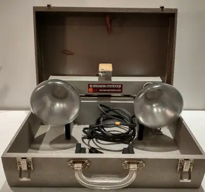 Bell and Howell light bar for home movie camera Model 288O1 Minor damage to case Sorry no shipping....