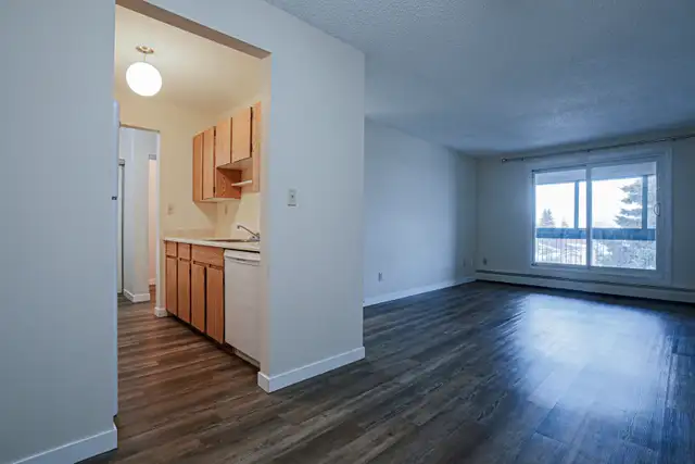 One bedroom suite, Adult only 18   Top floor corner unit