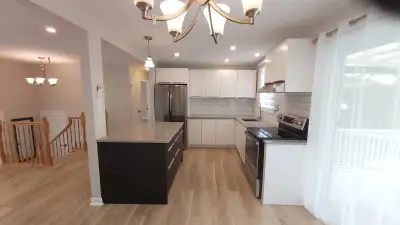 English version below. - - - - - -> Impeccable maison type bungalow avec 4 chambres à coucher, 2 sal...