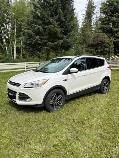 144,476km. Only 1 owner. Always regularly maintained. White exterior, grey cloth interior. 4WD. 4 cy...