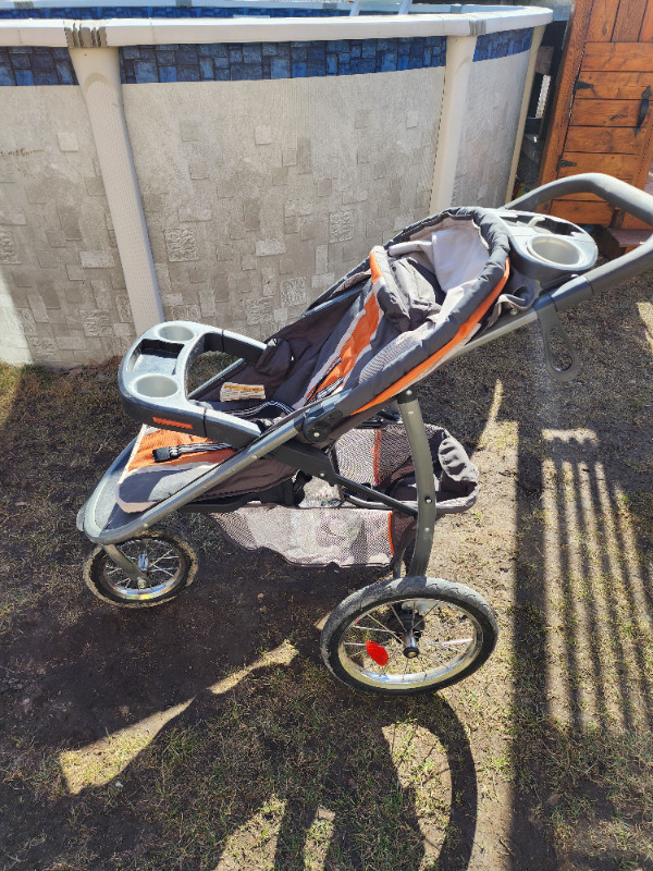 Poussette graco 3 roue dans Poussettes, porte-bébés et sièges d'auto  à Saint-Hyacinthe - Image 2