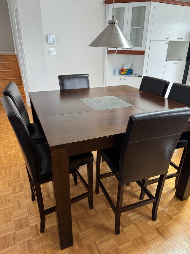 Table 54x54x37 e 6 chaises dans Mobilier de salle à manger et cuisine  à Laval/Rive Nord - Image 2