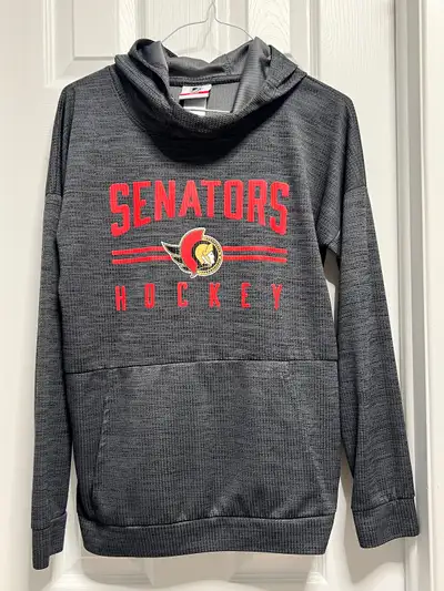 Great condition. Front pocket. 100% polyester. Youth Large. Pick up in Kanata South.