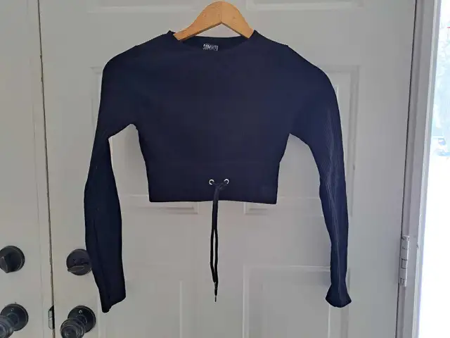 Crop top with ties size small women teen youth top clothing in Women's - Tops & Outerwear in Ottawa - Image 2