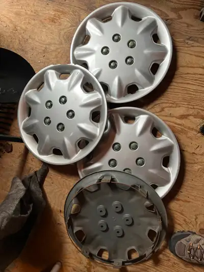 4 enjoliveurs en plastique pour roues de 15 pouces.