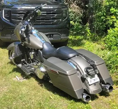 Impeccable. Rien à faire dessus. Suspension à l'air. Screaming Eagle stage 1.