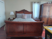 Solid mahogany wood bed queen size Perfect condition