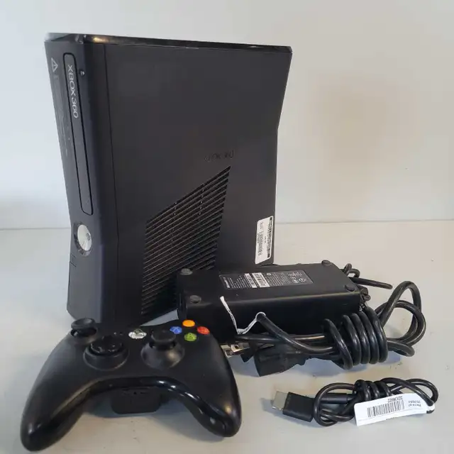 250GB Xbox 360 Slim w/Controller/Cables (33136922)