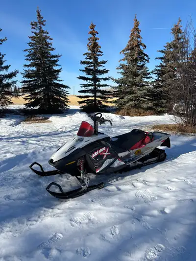 2007 Skidoo 800 Summit Runs great. Newer top end. Around 10 000 kms. Has reverse, no electric start....