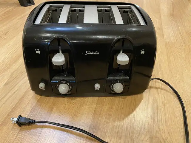4 piece toaster  in Toasters & Toaster Ovens in Markham / York Region - Image 2