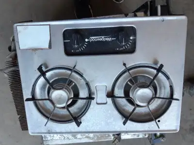 POÊLE TENTE ROULOTTE DEUX ROND MODEL AU PROPANE USAGÉE FONCTIONNELLE 75 $ NÉGOCIABLE POUR PLUS DE DÉ...