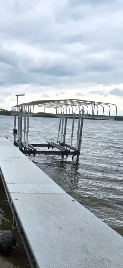 Flo VSD-7500 boat lift 132" inside width set up for pontoon boat. Comes with full length bunk system...