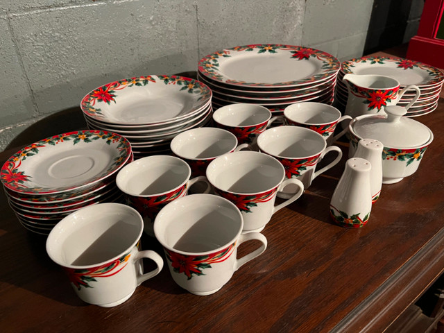 Set de vaisselles de Noël de 44 pièces dans Vaisselle et articles de cuisine  à Laval/Rive Nord