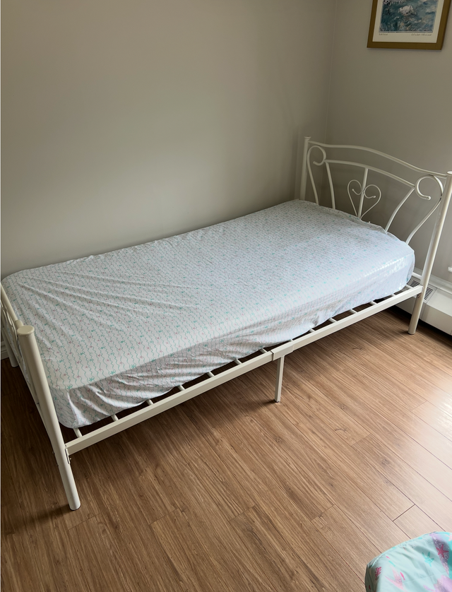 White metal bed for sale in Beds & Mattresses in Kitchener / Waterloo - Image 4