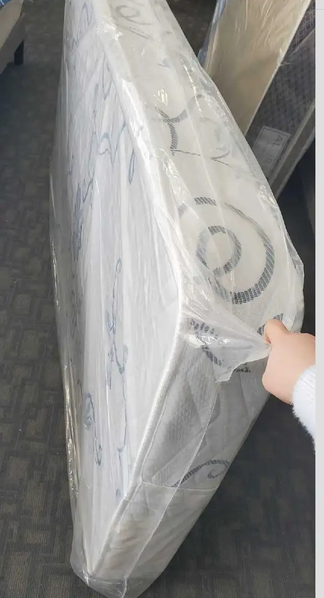 Matelas double à vendre neuf in Beds & Mattresses in Longueuil / South Shore - Image 3