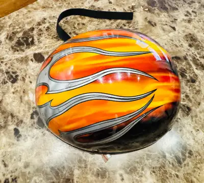 Ce casque de moto avec un design de flammes est parfait pour ajouter une touche de style à votre équ...
