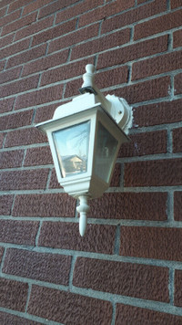 Outdoor wall lantern