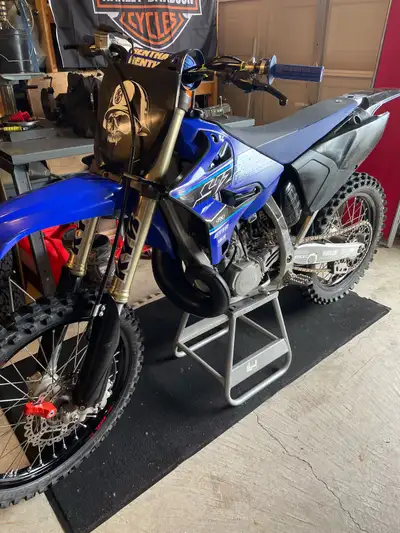 Mint yz250 2nd owner around 35 maybe 40 hours on original top end lots of compression runs great mos...