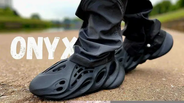 Yeezy Foam Runner Onyx size 12 NEW in Men's Shoes in Markham / York Region - Image 7