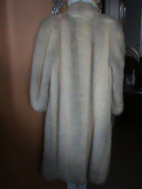 manteau de fourrure synthétique de loup in Women's - Tops & Outerwear in Laval / North Shore - Image 3