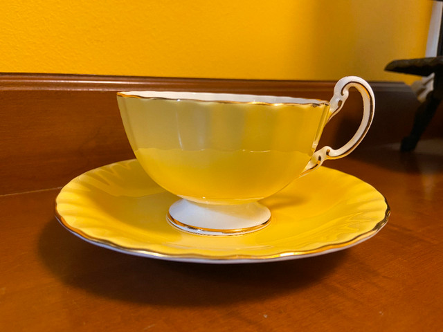 Vintage Aynsley Fine Bone China Cup and Saucer Yellow with Blue in Arts & Collectibles in Oshawa / Durham Region - Image 2
