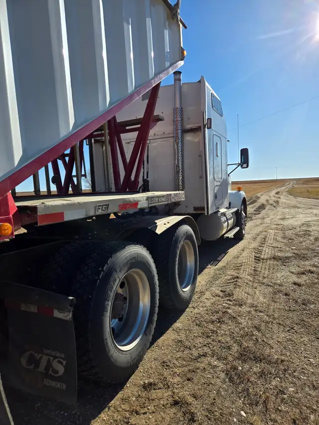 2006 Kenworth t800 C15 in Heavy Trucks in Saskatoon - Image 5