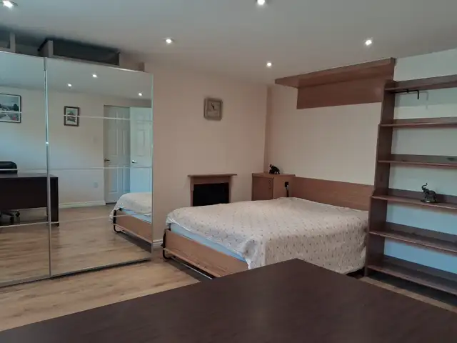 Bright warm room for male.Parking (Lawrence