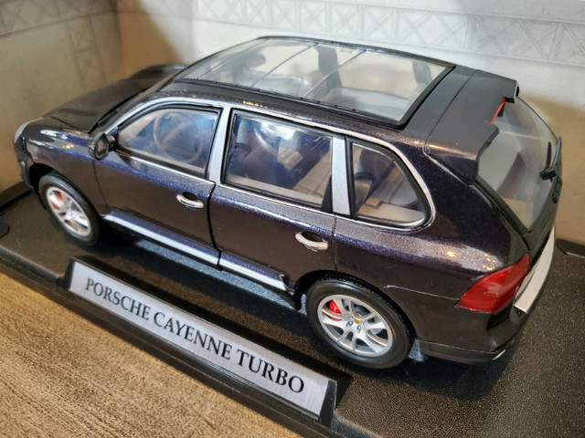 1:18 Diecast Motor Max Porsche Cayenne Turbo Metallic Grey 1 in Arts & Collectibles in Kawartha Lakes - Image 2