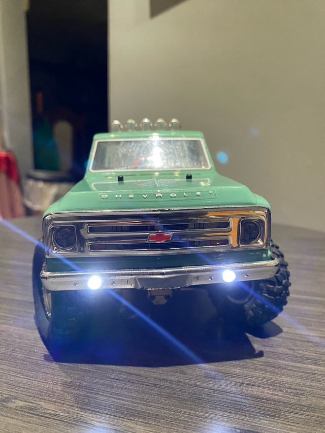 Axial scx25 c10 with upgrades (no charger) 2 batteries in Hobbies & Crafts in City of Toronto - Image 2
