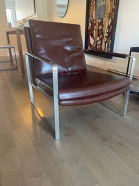 Gus Modern Leather chair / Fauteuil en cuir 