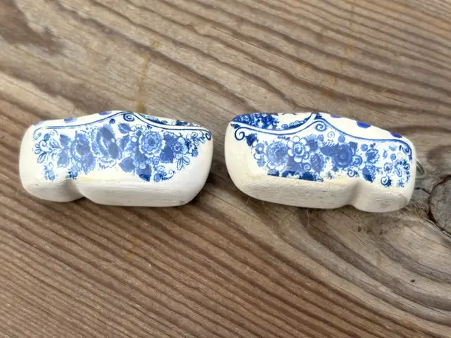 Delft Blue Miniature PAIR OF DUTCH SHOES on wire rings in Arts & Collectibles in Kitchener / Waterloo - Image 4