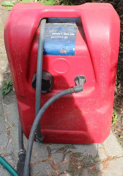 Marine gas tank 24L, 6 US gallons Comes complete with hose and an OMC hookup (Johnson/Evinrude) $40