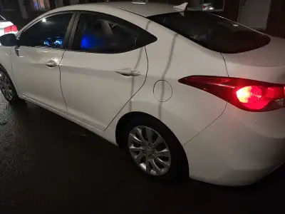 Hyandai Elantra 2013 economic, boitte automatique, propre, avec un KLM de 190000