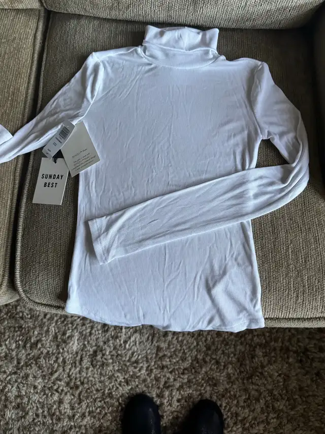 Aritzia turtle neck in Women's - Tops & Outerwear in Kitchener / Waterloo - Image 4