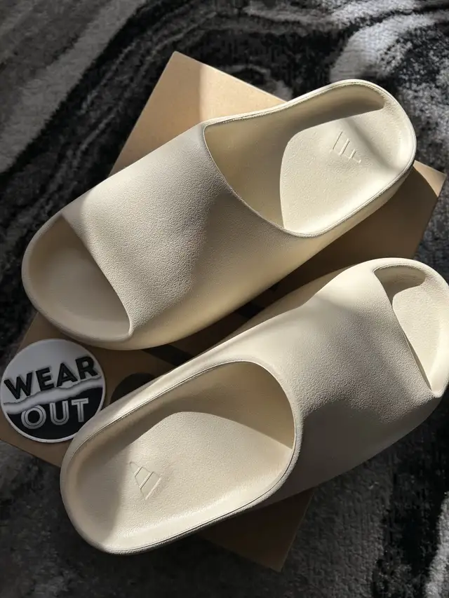 adidas Yeezy Slide Bone 2022/2023 Size 4, 5, 6, 8, 10, 11, 12  in Men's Shoes in Hamilton - Image 3