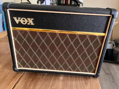 This pre-owned Vox DA10 amplifier is a compact and versatile modeling amp that delivers great sound...