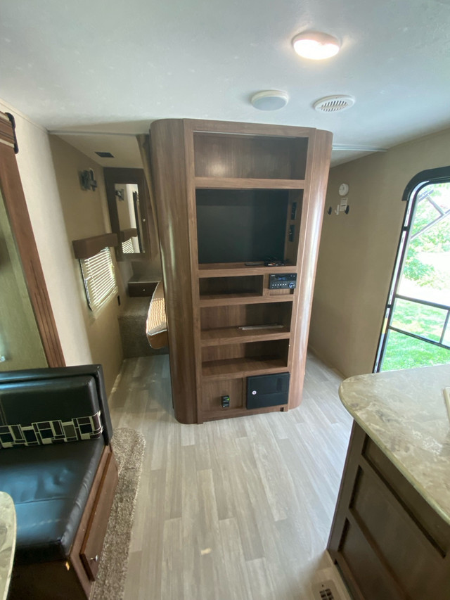 2017 Coleman travel trailer in Other in Strathcona County - Image 2