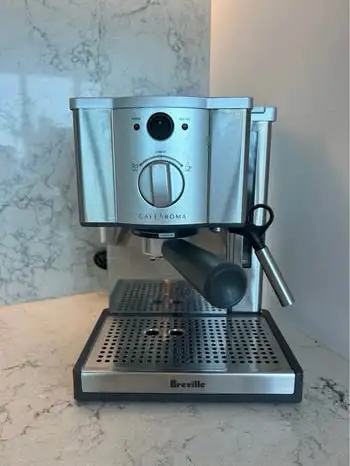 Le système de chauffage à bloc thermique extrait l'espresso à la température requise. Une pression d...