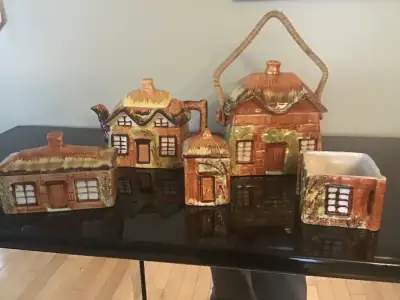 Vintage YE OLD COTTAGE teapot and other pieces by Price Kensington, England. Lovely thatched roof ho...