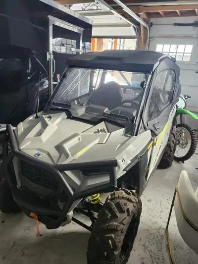 2021 Polaris RZR Trail - Ultimate - Ghost Grey, Used. Only 283km!! Slight dent on the passenger door...