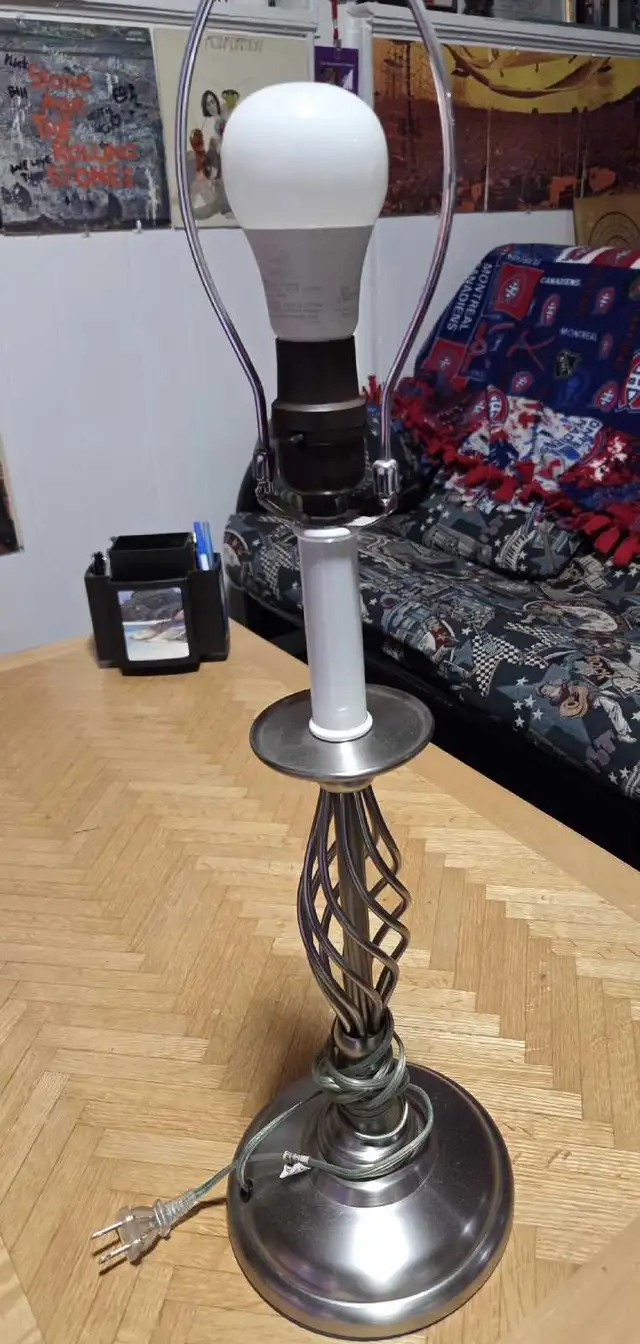 26 inch table lamp in Indoor Lighting & Fans in Bedford - Image 4