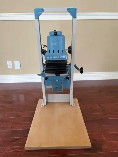 High quality enlarger accomodates film from 8mm to 24”x3”. Used briefly by amateur photographer . Li...