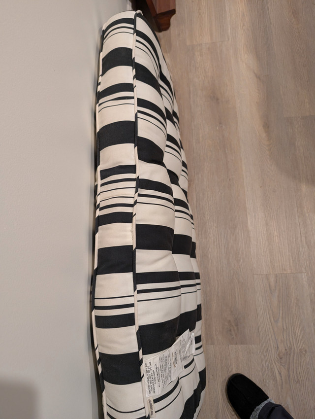 Cushion loveseat & pillow (Ext)- Blk & wht stripe (Never used) in Outdoor Décor in Cambridge - Image 3