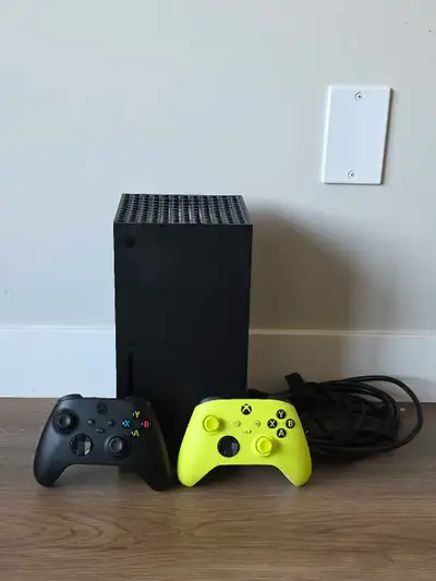 Xbox Series X 1tb Comes with 2 Controller, Power Cable, High Speed HDMI Cable and Batteries. Everyth...