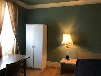 La chambre est située à Rosemont, Montréal, à 5 minutes en bus du métro Juliette (bus 67 et 467, lai...