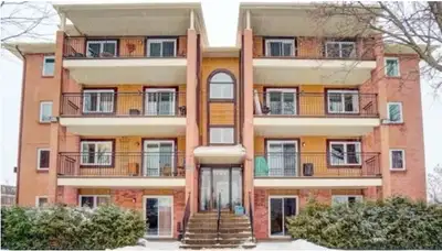 Condo 2 chambres à louer très bien situé parfait pour couple ou personne seule Cuisine avec lave-vai...